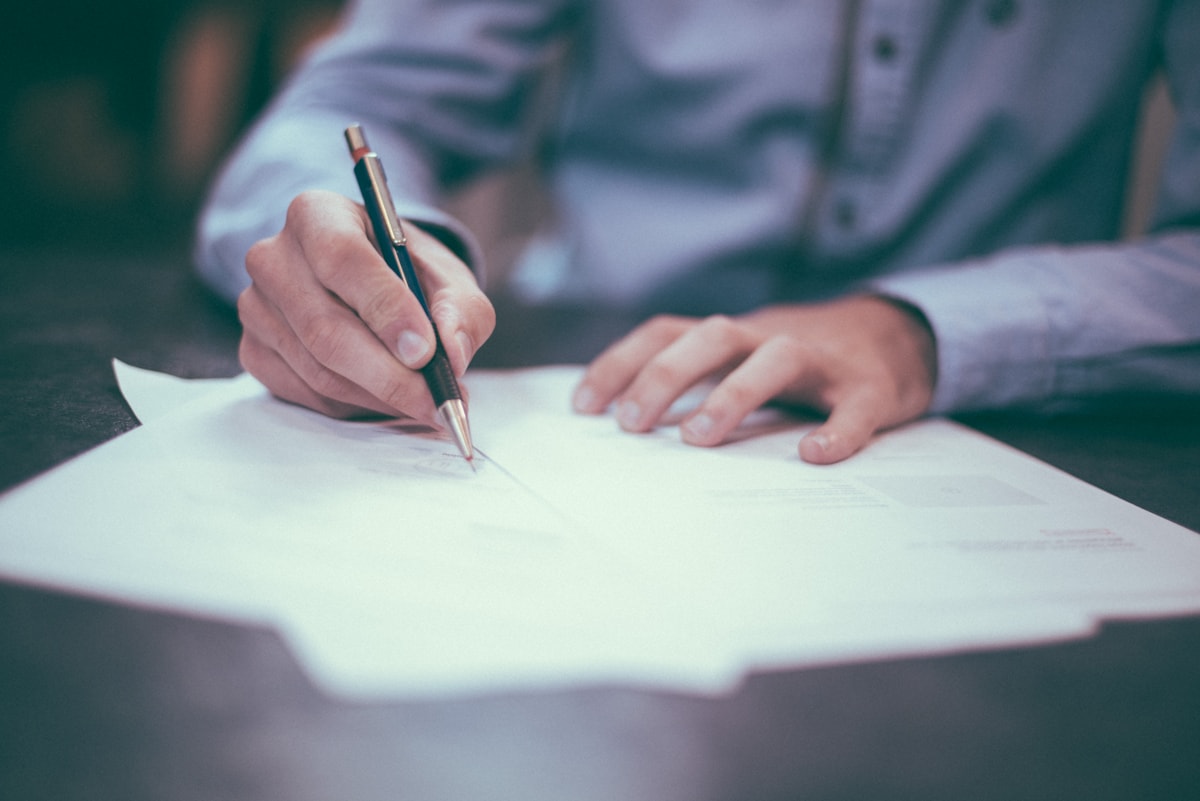 Documents professionnels sur une table de travail