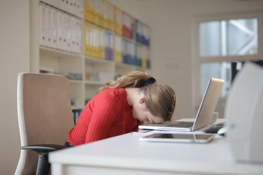 Une employée dort au bureau