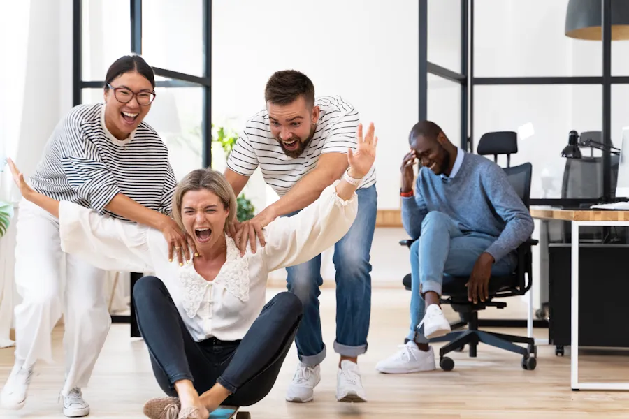 Des salariés font des jeux dans leurs bureaux
